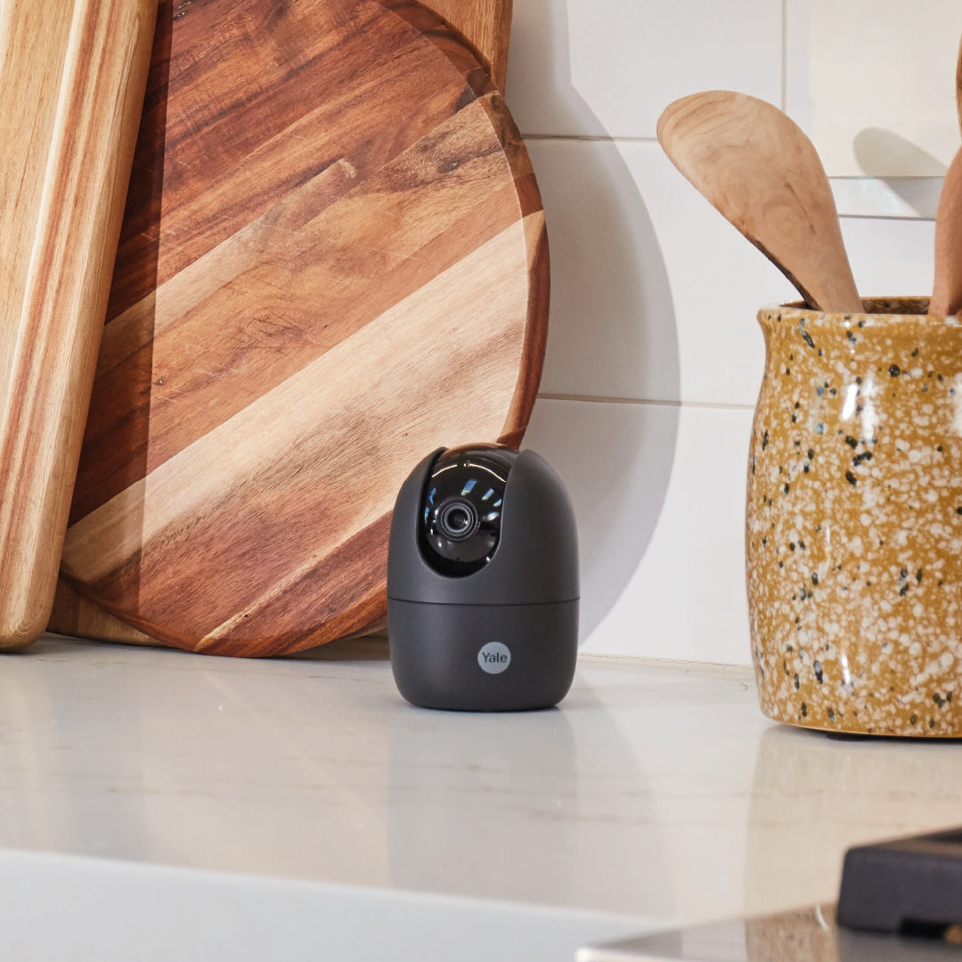 yale indoor wifi camera pan & tilt